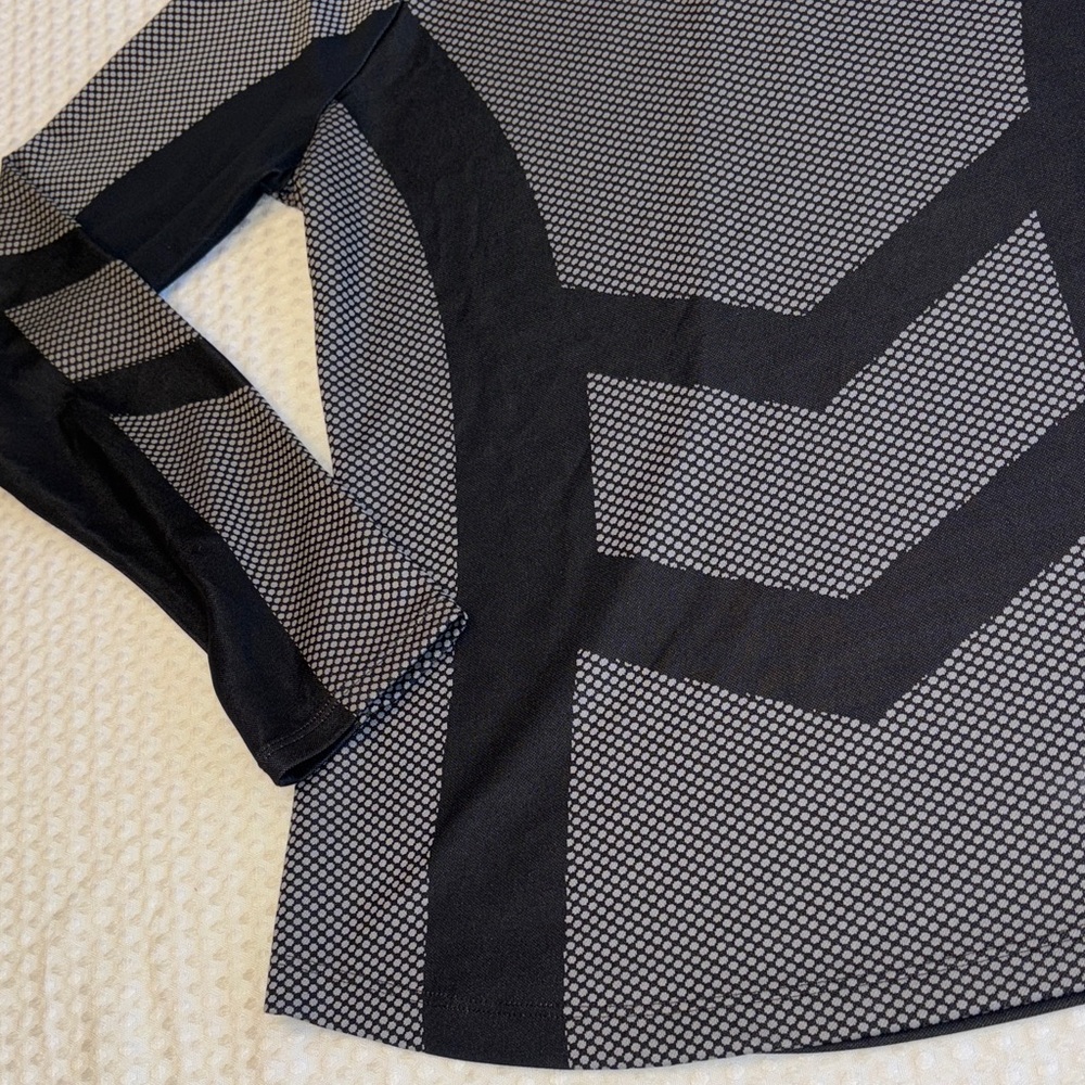Under Armour MEDIUM Black Gray Dot Long Sleeve 1/4 Zip Mock Neck Top - Picture 10 of 12